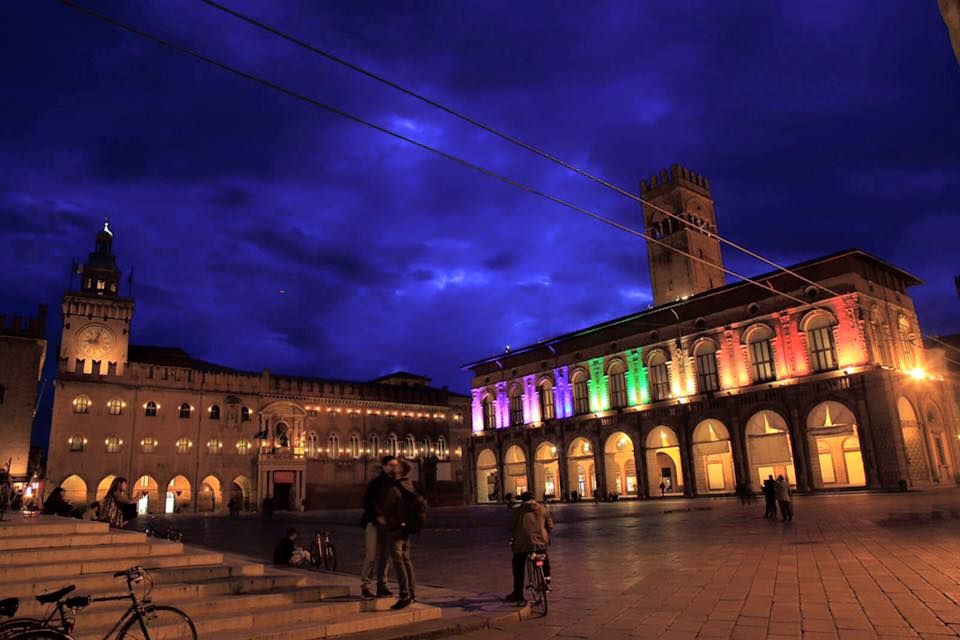 Piazza Maggiore con Palazzo del Podestà illuminato